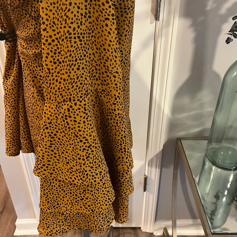 Amazon LS mustard and black animal print blouse with ruffled tier sleeve sizeXL - Picture 3 of 5
